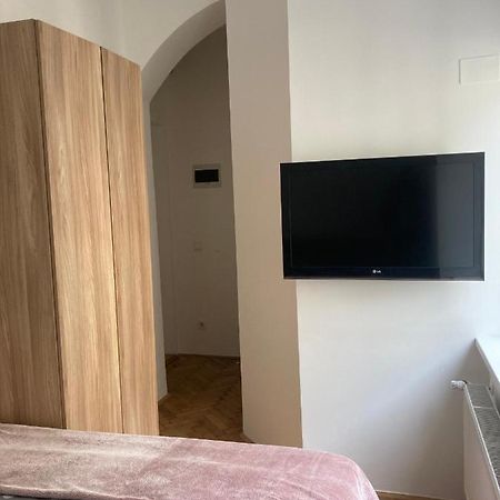 Tiny Twix Room In The City Centre Liubliana Exterior foto